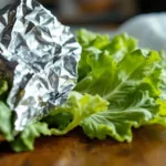 entdecke, warum alufolie und frischhaltefolie deinen salat schneller welken lassen und erfahre, wie du ihn länger frisch halten kannst.